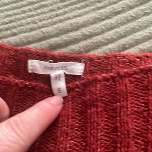 Sweater more cropped style ! Size small only worn a few times . Good shape